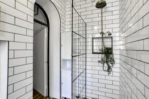 Basic Apartment | Bathroom | Shower, hair dryer, towels, soap - Beautiful Abode Near Camden Road (London)
