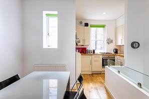 Apartment | Private kitchen | Dining tables - Farringdon Leo Loft (London)