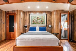 Basic House | 6 bedrooms, laptop workspace, iron/ironing board, bed sheets