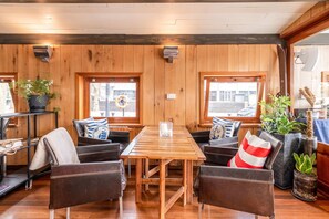 Basic House | Living area - Luxury Canary Wharf House Boat (London)