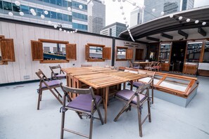 Basic House | Outdoor dining - Luxury Canary Wharf House Boat (London)