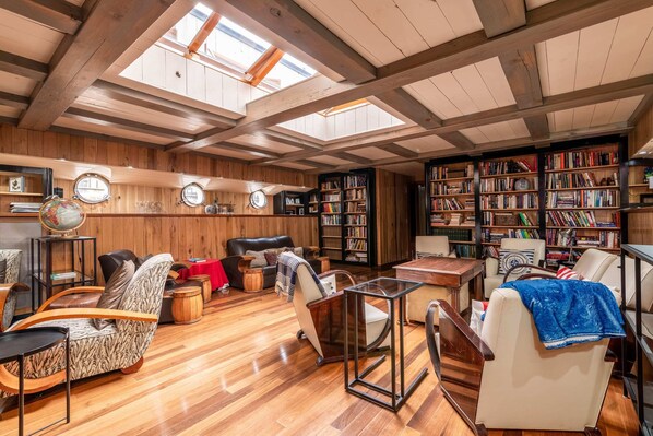 Basic House | Dining - Luxury Canary Wharf House Boat (London)