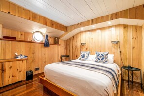 6 bedrooms, laptop workspace, iron/ironing board, bed sheets - Luxury Canary Wharf House Boat (London)