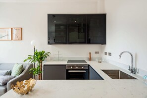 Apartamento básico | Cozinha privada | Geladeira, micro-ondas, fogão, cooktop
