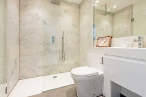 Basic-Apartment | Badezimmer | Dusche, Handtücher