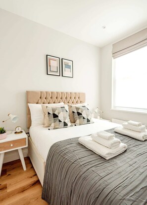 Eenvoudig appartement | 1 slaapkamer, een laptopwerkplek, beddengoed