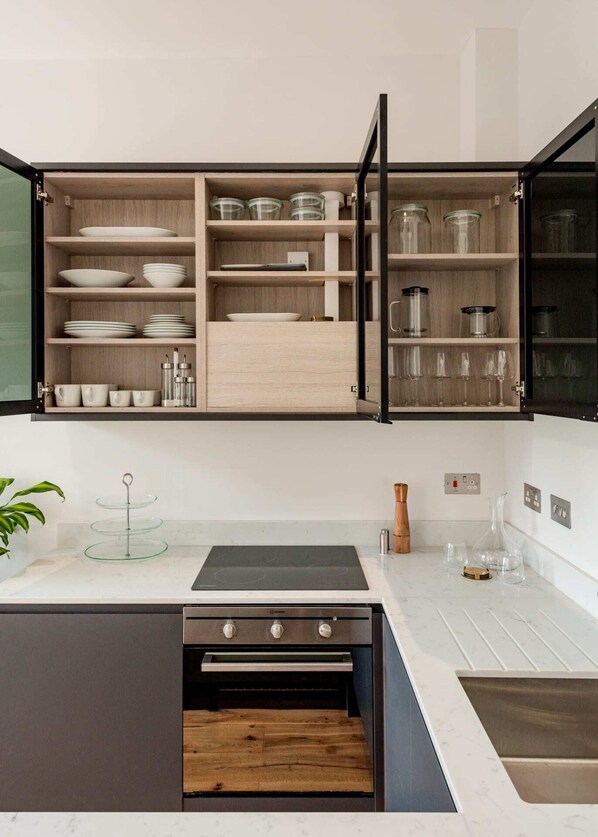 Eenvoudig appartement | Privékeuken | Een koelkast, een magnetron, een oven, een kookplaat