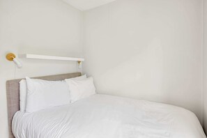 Basic Apartment | 1 bedroom, laptop workspace, iron/ironing board, bed sheets - Philbeach Gardens XII (London)
