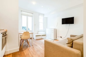 Basic Apartment | Interior - Philbeach Gardens II (London)