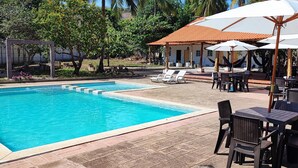 Una piscina al aire libre