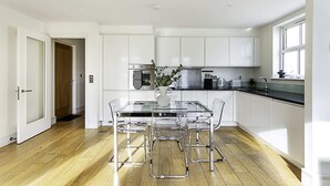Unclassified image, 5 of 26, button - Tranquil Belsize Park Haven With Stunning Views (London)