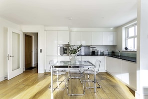 Basic Apartment | Private kitchen - Tranquil Belsize Park Haven With Stunning Views (London)