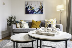 Basic Apartment | Dining - Tranquil Belsize Park Haven With Stunning Views (London)