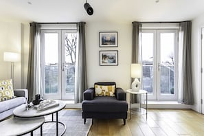 Basic Apartment | Living area - Tranquil Belsize Park Haven With Stunning Views (London)