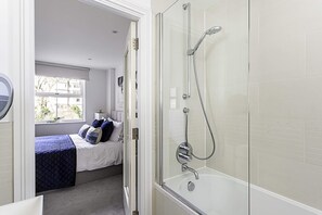 Departamento básico | Baño | Secadora de cabello, toallas, jabón, shampoo 