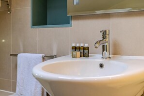 Exterior - Beautiful Three Bedroom House in West London (London)