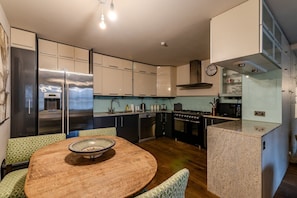 House | Private kitchen | Dining tables - Beautiful Three Bedroom House in West London (London)
