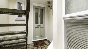 Unclassified image, 4 of 25, button - Cosy Garden Flat in Prestigious Residential Area (London)