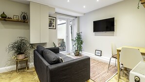 Unclassified image, 2 of 25, button - Cosy Garden Flat in Prestigious Residential Area (London)