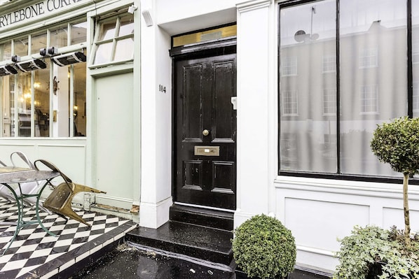 Basic Apartment | Exterior