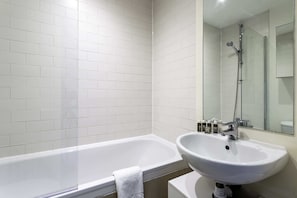 Basic Apartment | Bathroom