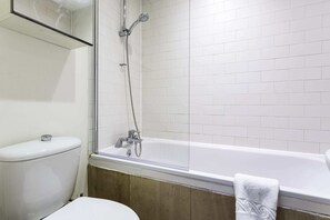 Basic Apartment | Bathroom | Bathtub, hair dryer, towels, soap - Bright Marylebone Apartment (London)