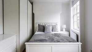 Unclassified image, 3 of 25, button - Bright Marylebone Apartment (London)