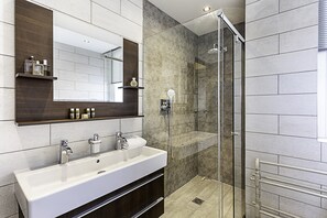Apartamento básico | Baño | Secador de pelo, toallas, jabón y champú