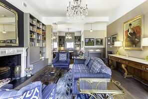 Apartamento básico | Zona de estar | Una televisión