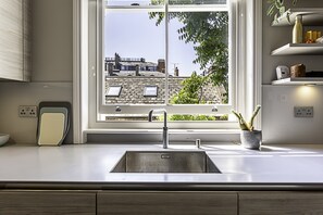 Apartemen Basic | Dapur pribadi | Microwave, oven, kompor, dan mesin pencuci piring