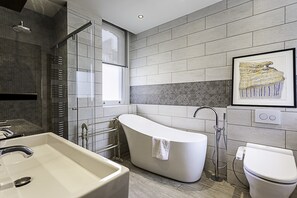 Căn hộ cơ bản | Phòng tắm | Máy sấy tóc, khăn tắm, xà phòng, dầu gội 