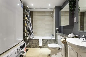 Bathroom - Modern 2-bed Flat, Bethnal Green (London)