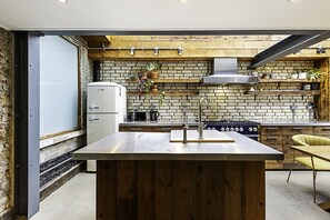 Basic House | Private kitchen | Fridge, oven, stovetop, dishwasher - Hackney - Victoria Park: Generous 2 Bed Terrace (London)