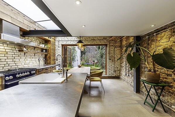 Basic House | Private kitchen | Fridge, oven, stovetop, dishwasher - Hackney - Victoria Park: Generous 2 Bed Terrace (London)