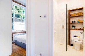 Basic Apartment | Interior - Bright Talbot Road Apartment (London)