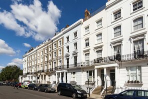Basic Apartment | Point of interest - Bright Talbot Road Apartment (London)