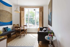Basic Apartment | Living area - Bright Talbot Road Apartment (London)