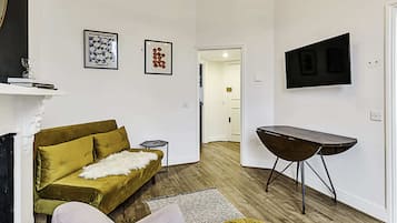 Basic Apartment | Living area | TV