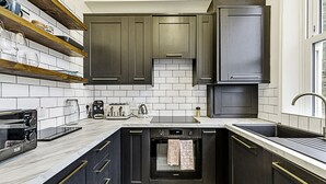 Basic Apartment | Private kitchen - The Shepherd's Bush Hideaway (London)