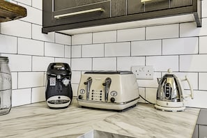 Basic Apartment | Private kitchen - The Shepherd's Bush Hideaway (London)
