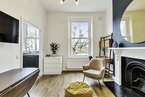 Basic Apartment | Living area | TV - The Shepherd's Bush Hideaway (London)