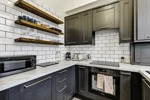 Apartamento básico | Cozinha privada | Geladeira, fogão, cooktop, chaleira elétrica