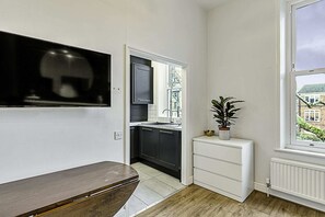 Basic Apartment | Private kitchen | Fridge, oven, stovetop, electric kettle - The Shepherd's Bush Hideaway (London)