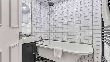 Basic Apartment | Private kitchen | Fridge, oven, stovetop, electric kettle