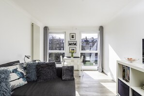 Living area - Cosy Angel Flat: Tube Nearby, Stunning Views! (London)