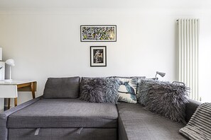 베이직 아파트 | 거실 공간 | TV