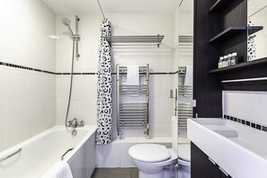 Bathroom - Cosy Angel Flat: Tube Nearby, Stunning Views! (London)