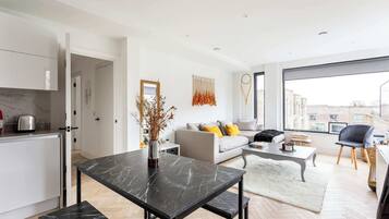 Basic Apartment | Private kitchen | Fridge, microwave, oven, stovetop