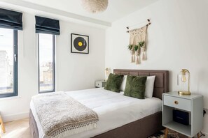 2 habitaciones, tabla de planchar con plancha y ropa de cama