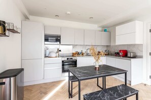 Basic Apartment | Private kitchen | Fridge, microwave, oven, stovetop - Cosy 2-bed Flat in Vibrant Acton! (London)